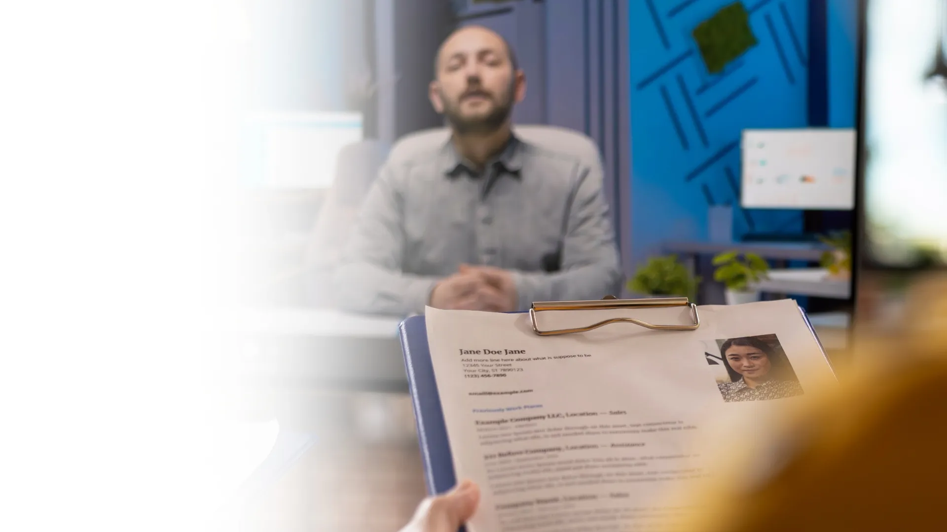 Rekruter przeglądający CV kandydata - szukanie pracy w zawodzie dietetyka