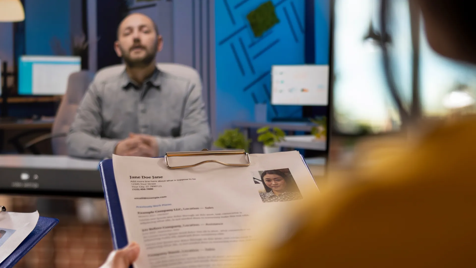 Rekruter przeglądający CV kandydata - szukanie pracy w zawodzie dietetyka