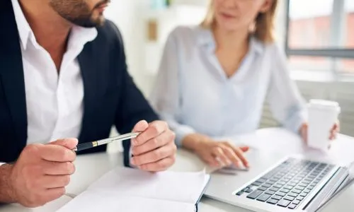 Dietetyk omawiający plan finansowy przy laptopie - finansowanie i dotacje na otwarcie gabinetu dietetycznego