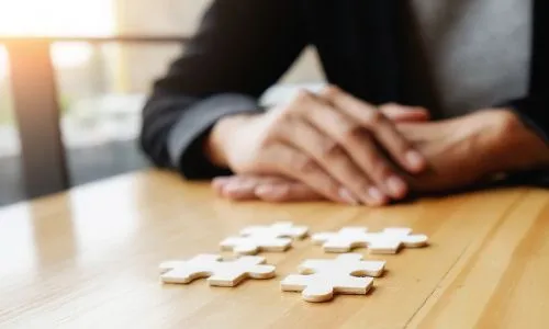 Elementy układanki na stole - delegowanie zadań bez utraty kontroli nad gabinetem dietetycznym