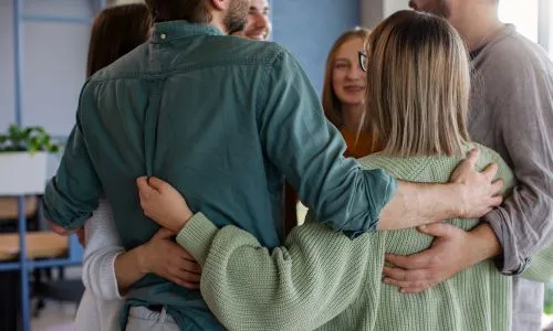 Grupa osób wspierających się nawzajem w bliskiej, lokalnej społeczności - więź sąsiedzka ważniejsza niż sama liczba mieszkańców