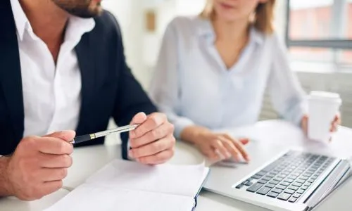 Analiza oferty przy laptopie - realna ocena ceny wynajmu gabinetu dietetycznego