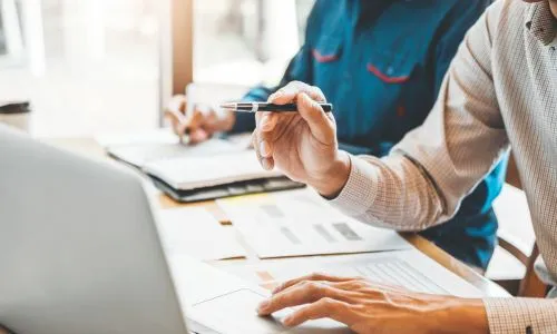 Analiza wyników i planowanie oferty premium gabinetu dietetycznego przy laptopie
