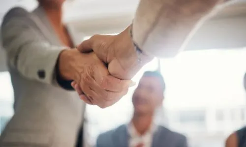 Uścisk dłoni podczas spotkania - wsparcie APZ przy decyzjach o otwarciu gabinetu dietetycznego