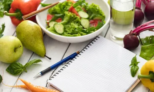 Warzywa, owoce i notes z długopisem - wsparcie programu PROFI DIET przy pracy nad złożonym jadłospisem