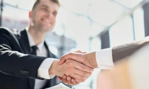 Uścisk dłoni - gotowe wsparcie techniczne i marketingowe w ramach współpracy z APZ i sieci Dobry Dietetyk