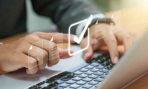 Odznaczanie ukończonych zadań na liście kontrolnej przy pracy na laptopie - podsumowanie kluczowych wniosków